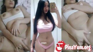 Nagpatulong si bestie na laruin ang kanyang puke