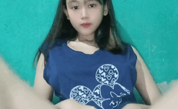 Nag Solo Si Eva Sa Kanyang Silid