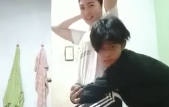 Nag Kakahiyaan Pa Ang Dalawang Mag Shota