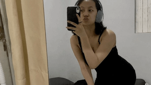 Sinarili Nalang Ni Chelsia Sa Silid