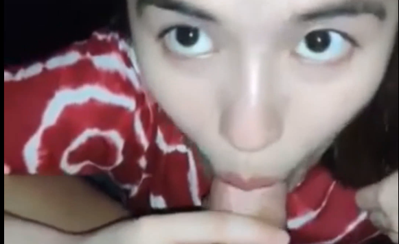 Sinubo ni Minerva ang Lollipop ni Mark