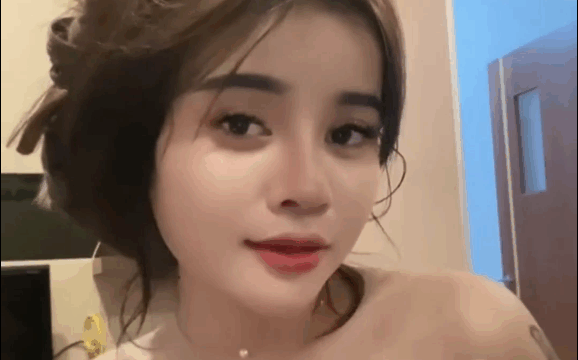 Nag Sarili Si Monica Sa Kanyang Bahay