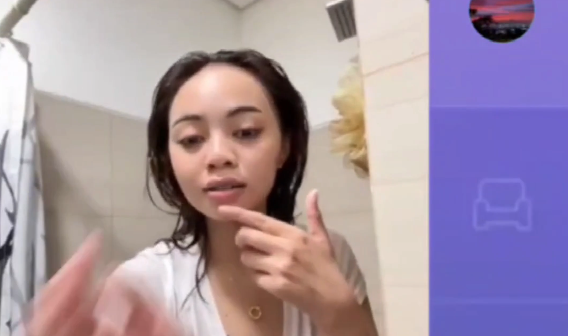 Nag Sarili Si Maria Sa Kanyang Silid